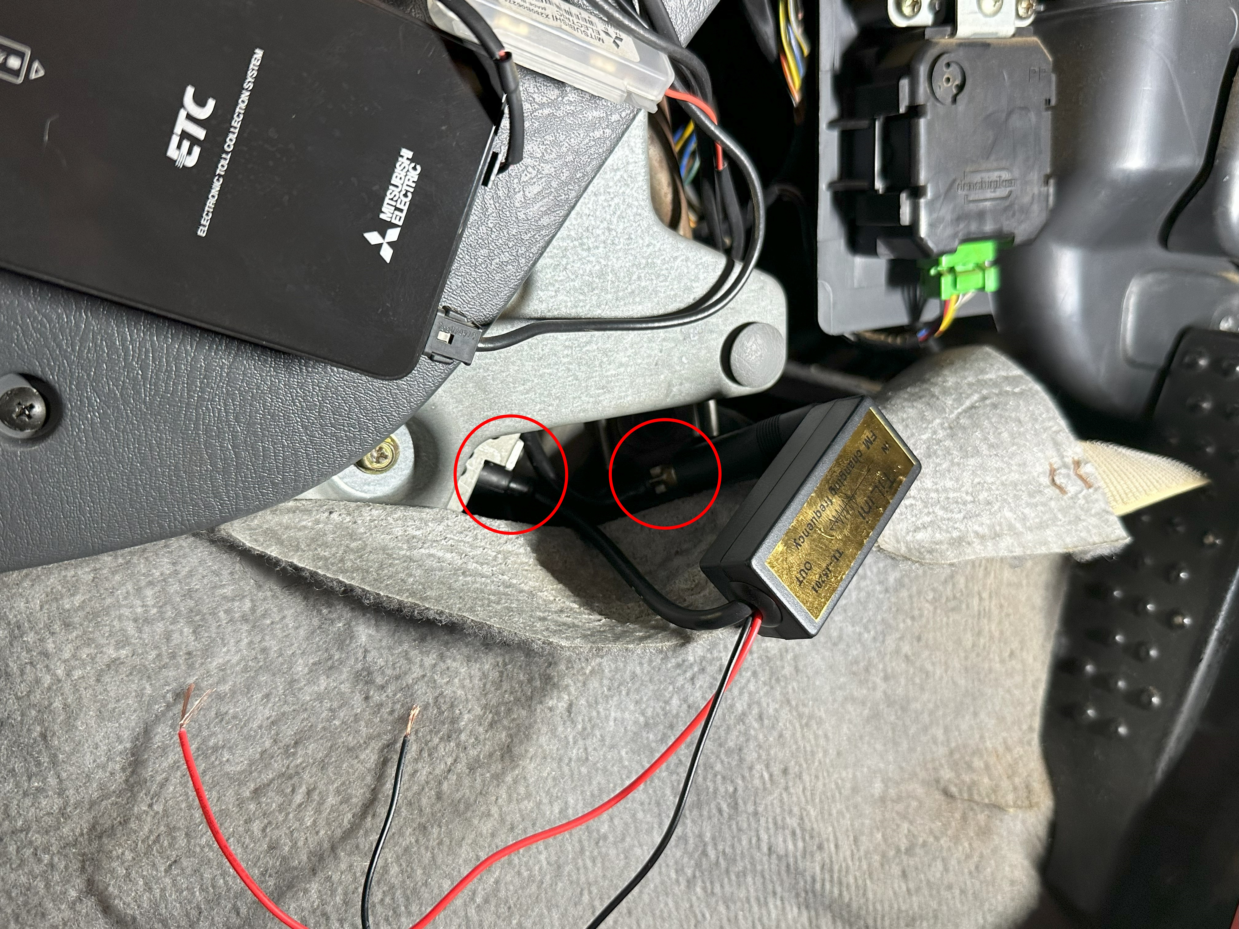 Picture of the band expander plugged into the head unit and antenna cable.