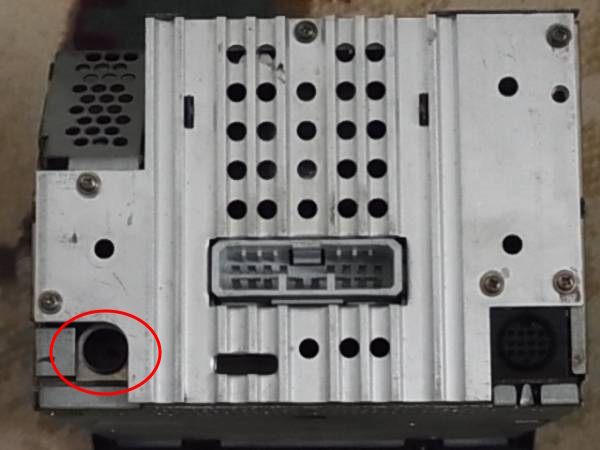 Picture of the back of a Honda Beat Gathers head unit with the antenna port circled in red.